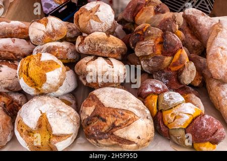 Angleterre, Hampshire, Petersfield, marché hebdomadaire des agriculteurs, exposition de pains artisanaux Banque D'Images