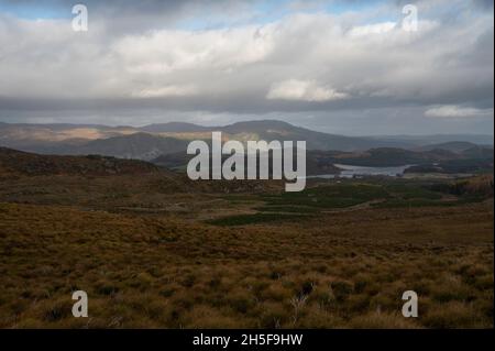 Prise du célèbre point de vue de Suidhe, qui regarde sur les landes, les lacs et les montagnes avec le ciel bleu et les nuages.Scottish Highlands, près de fort Augustus. Banque D'Images