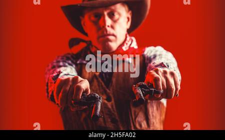 L'Ouest, les armes.Portrait d'un cow-boy.Cow-boy américain.Cowboy portant un chapeau.La vie occidentale.Bandit américain dans le masque, homme occidental avec chapeau.Homme portant un cowboy Banque D'Images