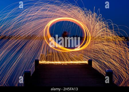 Peinture légère avec laine d'acier; exposition pyrotechnique la nuit. Banque D'Images