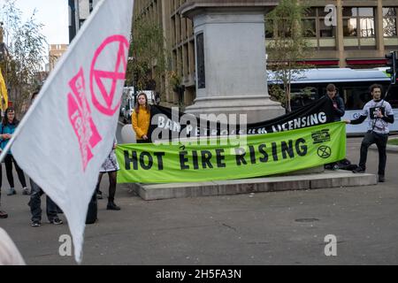 Glasgow, Écosse, Royaume-Uni.9 novembre 2021: Les militants pour le changement climatique de l'extinction rébellion sur George Square tenant des bannières disant Ban Petroleum Licencing & Hot Eire Rising le dixième jour de la conférence des Nations Unies sur le changement climatique COP26.Credit: SKULLY/Alay Live News Banque D'Images