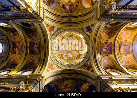 Les fresques de la coupole de la Cathédrale Saint Marie, Saint Juvenal à Fossano, Provincia di Cuneo, Italie. la tour de cloche, cependant, remonte à la 15t Banque D'Images