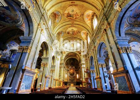 Nef centrale et abside de la Cathédrale Saint Mary, Saint Juvenal à Fossano, Provincia di Cuneo, Italie. la tour de la cloche, cependant, date du 15