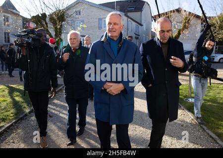 Le candidat à la LR Michel Barnier arrive lors d'une cérémonie dans le village français de Colombey-les-deux-Églises, dans le nord-est du pays, le 9 novembre 2021, à l'occasion de l'anniversaire de la mort du général de Gaulle.Photo de Raphael Lafargue/ABACAPRESS.COM Banque D'Images