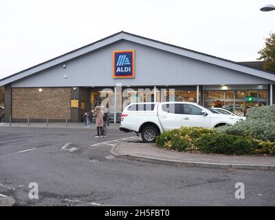 Sheerness, Kent, Royaume-Uni.9 novembre 2021.Tesco a réussi à bloquer/retarder l'ouverture d'un nouveau magasin Aldi sur l'île de Shepey dans le Kent.Les deux supermarchés ont des magasins situés à proximité les uns des autres à Sheerness, mais Aldi voulait fermer sa succursale Sheerness et construire un nouveau magasin plus moderne et plus grand à Queenborough.Cependant, malgré l'autorisation d'Aldi et sur le point de procéder à la construction, Tesco a maintenant annulé l'autorisation originale d'Aldi par le biais d'un contrôle judiciaire.Photo : le magasin d'Aldi à Sheerness que Aldi veut fermer/vendre.Crédit : James Bell/Alay Live News Banque D'Images