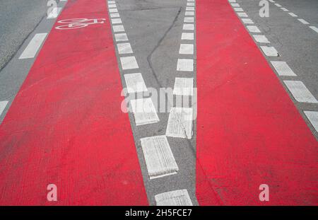 piste cyclable de couleur rouge sur la rue Banque D'Images