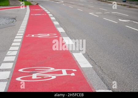 piste cyclable de couleur rouge sur la rue Banque D'Images