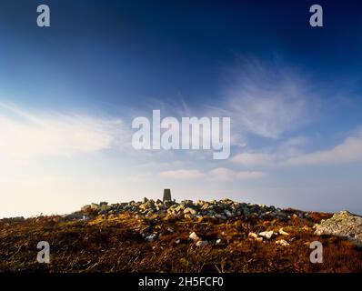 Voir le nord-ouest de Moel y ci Bronze Age Round cairn, Gwynedd, pays de Galles, Royaume-Uni, à 396m sur le sommet nord-ouest de la colline.Le véritable sommet de 410m OD est à l'E (R). Banque D'Images