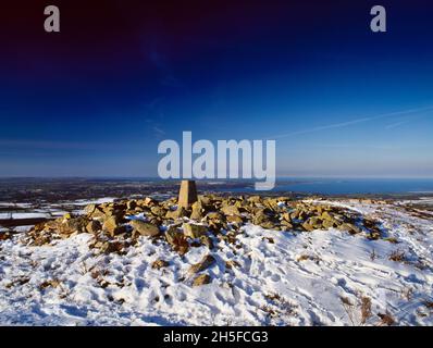 Voir NNE de Moel y ci Bronze Age Round cairn, Gwynedd, pays de Galles, Royaume-Uni, à 396m sur le sommet nord-ouest de la colline.Le véritable sommet de 410m OD est à l'E (R). Banque D'Images