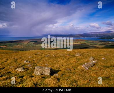 Voir le nord-ouest de Moel Goedog est (II) cercle cairn âge de bronze à côté d'une voie préhistorique au-dessus de Morfa Harlech et Tremadoc Bay, Gwynedd, pays de Galles, Royaume-Uni. Banque D'Images