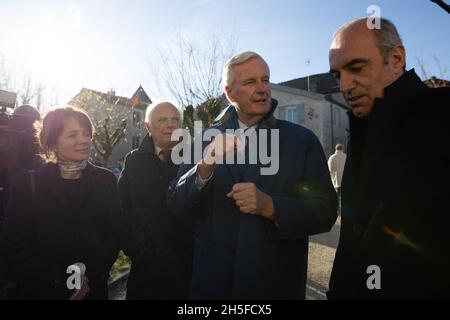 Le candidat à la LR Michel Barnier arrive lors d'une cérémonie dans le village français de Colombey-les-deux-Églises, dans le nord-est du pays, le 9 novembre 2021, à l'occasion de l'anniversaire de la mort du général de Gaulle.Photo de Raphael Lafargue/ABACAPRESS.COM Banque D'Images