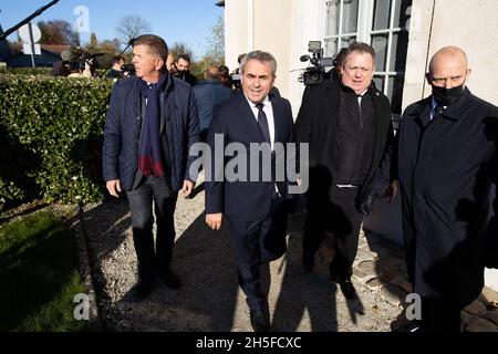 Le candidat Xavier Bertrand arrive à une cérémonie dans le village français de Colombey-les-deux-Églises, dans le nord-est du pays, le 9 novembre 2021, à l'occasion de l'anniversaire de la mort du général de Gaulle.Photo de Raphael Lafargue/ABACAPRESS.COM Banque D'Images