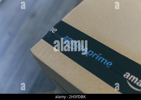 Boîtes avec logo Amazon sur le sol.Commande à la livraison.Cadeaux de Noël dans une boîte en carton prête à être ouverte.Amazon Premium Priority Delivery E-commerce Banque D'Images