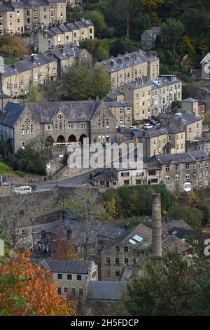 Hebden Bridge dans la vallée supérieure du Calder dans le West Yorkshire, Angleterre, Royaume-Uni. Vue aérienne Banque D'Images