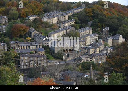 Hebden Bridge dans la vallée supérieure du Calder dans le West Yorkshire, Angleterre, Royaume-Uni. Vue aérienne Banque D'Images