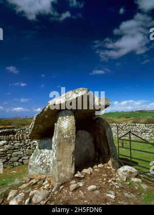 Voir NW de Gwern Einion Portail néolithique dolmen, Ghynedd, pays de Galles, Royaume-Uni, montrant l'entrée,pierres portales, pierres de chambre et pierres de capstone fortement inclinées. Banque D'Images