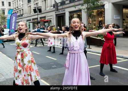 The West End Kids se présente au Regents Street Motor Show, le 2021 novembre Banque D'Images