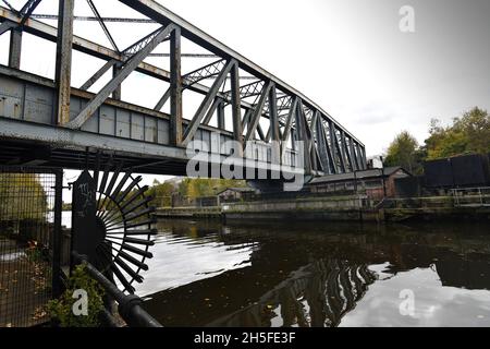 L'aqueduc de Barton Swing un aqueduc mobile navigable transportant le canal Bridgewater à travers le canal de Manchester Ship à Barton upon Irwell, Great Banque D'Images