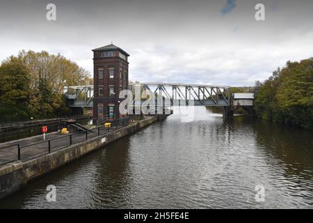 L'aqueduc de Barton Swing un aqueduc mobile navigable transportant le canal Bridgewater à travers le canal de Manchester Ship à Barton upon Irwell, Great Banque D'Images