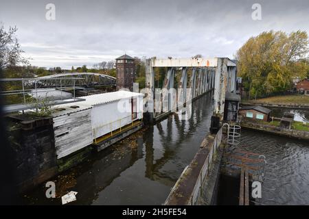 Le Barton Swing Aqueduct un aqueduc mobile navigable transportant le canal Bridgewater à travers le canal de Manchester Ship à Barton upon Irwell, Greate Banque D'Images