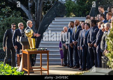 Washington, États-Unis d'Amérique.08 novembre 2021.Washington, États-Unis d'Amérique.08 novembre 2021.Joe Biden, président américain, félicite l'équipe de basketball Milwaukee Bucks, championne de la NBA 2021, qui arrive à l'événement sur la pelouse sud de la Maison Blanche le 8 novembre 2021 à Washington, DC Credit: Adam Schultz/White House photo/Alay Live News Banque D'Images