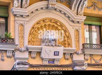 Une tête de lion sur la façade d'un bâtiment européen. Banque D'Images