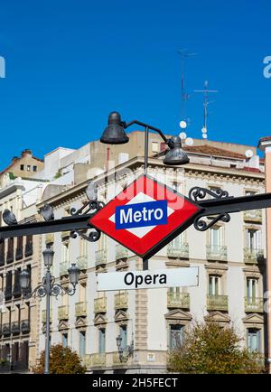 Madrid, Espagne - 8 novembre 2021.Panneau de la station de métro Opéra par temps ensoleillé.Madrid, Espagne. Banque D'Images