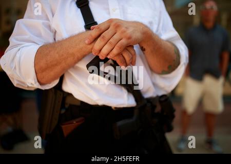 Un manifestant porte un fusil AR-15 tout en protestant contre le KKK.Des centaines de contre-manifestants, dont la Nation of Islam, New Black Panthers et le Huey Newton Gun Club, le mouvement indien américain et l'ANTIFA se sont rassemblés dans le centre-ville de Dayton, Ohio, pour protester contre les membres des honorables Sacred Knights - un groupe Ku Klux Klan de l'Indiana.Il n'y a pas eu d'arrestations et les manifestations ont pris fin pacifiquement, alors que des centaines de policiers ont travaillé pour maintenir la paix et que les manifestants se sont séparés.Une grande partie du centre-ville de Dayton a été fermée et la place du palais de justice, où le KKK s'est rassemblé, a été entourée d'une clôture.Membre Banque D'Images