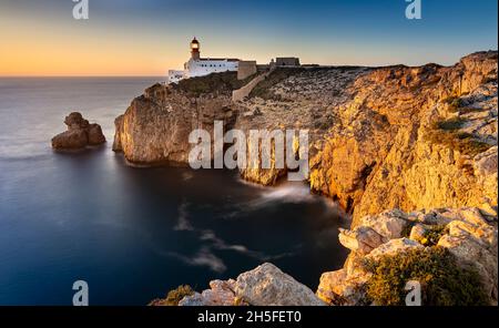 Le phare de Cabo Sao Vicente se trouve sur un éperon rocheux sur la côte de la région de l'Algarve.Il marque la pointe sud-ouest du Portugal. Banque D'Images