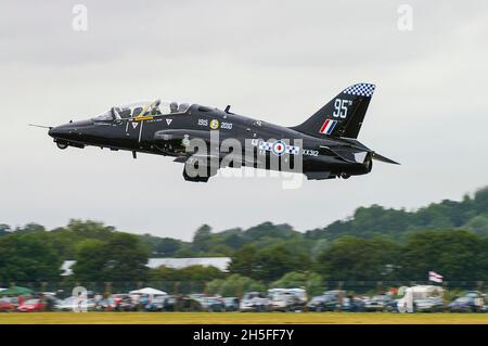 Royal Air Force BAe Hawk T.1 XX312 du 19 Escadron décollage au Royal International Air Tattoo 2010 à l'occasion du 95e anniversaire Banque D'Images