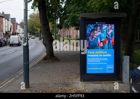 Publicité pour abri de bus lumineux Clear Channel, Warwick, Royaume-Uni Banque D'Images