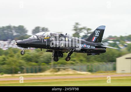 Royal Air Force BAe Hawk T.1 XX338 du 19 Escadron décollage au Royal International Air Tattoo 2010 à l'occasion du 95e anniversaire Banque D'Images