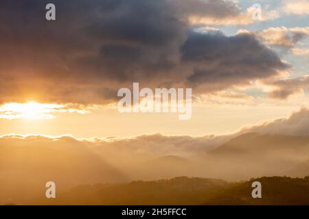 Brume dans les montagnes en automne.Le soleil du soir illumine les vallées.France Europe, Vosges. Banque D'Images