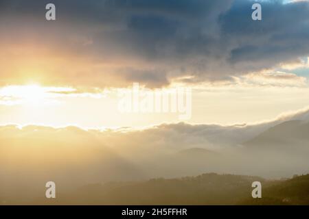 Brume dans les montagnes en automne.Le soleil du soir illumine les vallées.France Europe, Vosges. Banque D'Images