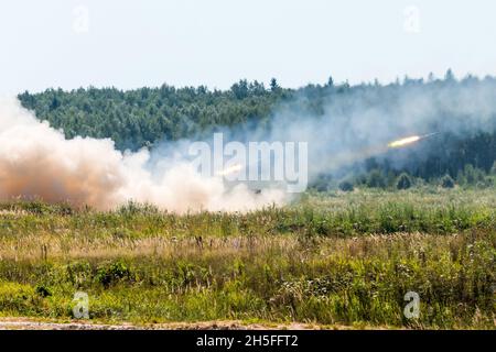 Lancement de roquettes militaires dans les bois, attaque de défense par tir de guerre Banque D'Images