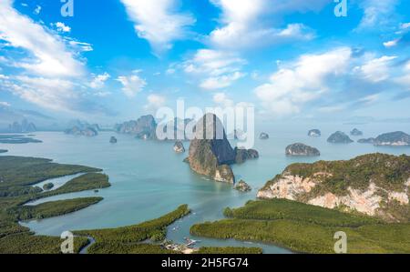 Vue d'en haut, vue aérienne imprenable sur la baie de Phang Nga (parc national d'Ao Phang Nga) Banque D'Images