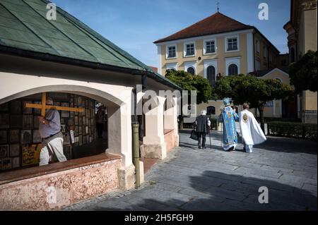 Im Wallfahrtsort Altötting am 26.09.2021.*** Légende locale *** Altötting, Bavière, évêque, Christianisme, Croix du Christ,merci église, prêtres, f Banque D'Images