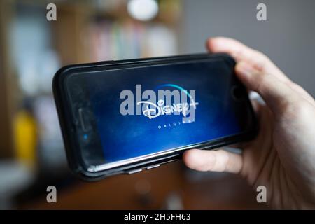 Bangkok, Thaïlande - 9 novembre 2021 :Un utilisateur mobile utilisant Disney+, une application de service de streaming vidéo, sur iPhone 7. Banque D'Images