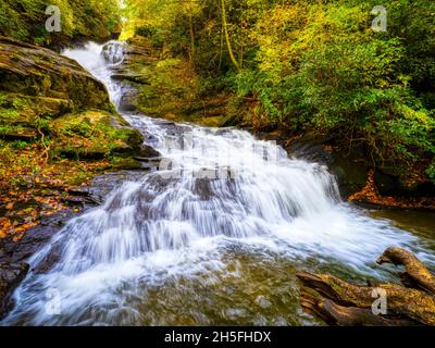 Couleur d'automne autour des chutes de Mud Creek dans Sky Valley dans le comté de Rabun, en Géorgie, aux États-Unis Banque D'Images