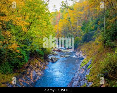 Rivière Cullasaja dans la forêt nationale de Nantahala le long de la montagne pittoresque en chemin près des Highlands Caroline du Nord USA Banque D'Images