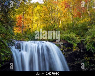 Dry Falls sur la rivière Cullasaja dans la forêt nationale de Nantahala le long de la montagne pittoresque en chemin près de Highlands North Carolina USA Banque D'Images