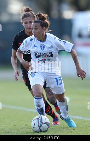 Stade de Vismara, Milan, Italie, 07 novembre 2021,Elisabetta Olivero (femmes Empoli) et Miriam Longo (Milan AC) pendant Milan AC contre femmes Empoli - Banque D'Images