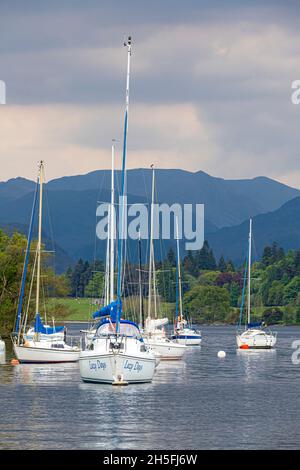 Yachts amarrés dans le quartier des lacs anglais à Ullswater, Cumbria, Royaume-Uni Banque D'Images