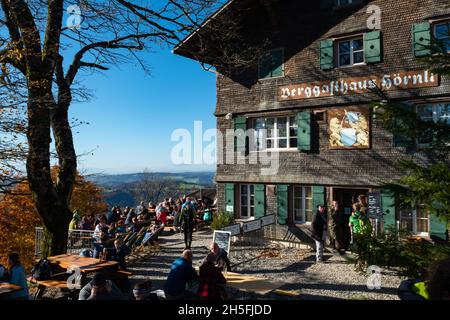 Cantone Zurich, Suisse - 24 octobre 2021 : magnifique restaurant au sommet de Hoernli, le jour d'automne ensoleillé Banque D'Images