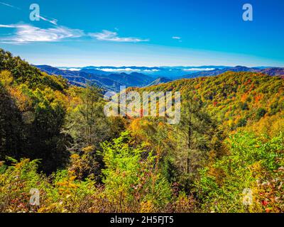 Nuages dans la vallée de la nouvelle route Gap dans le parc national des Great Smoky Mountains en Caroline du Nord Banque D'Images