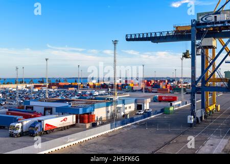 Grues conteneurs d'expédition et port de Cadix de HGV Espagne Banque D'Images