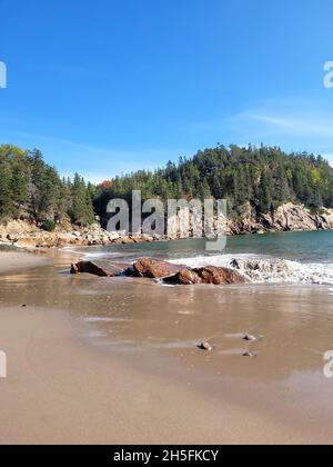 Photo verticale de Black Brook Cove Beach.Cabot Trail au Cap-Breton.Nouvelle-Écosse, Canada. Banque D'Images