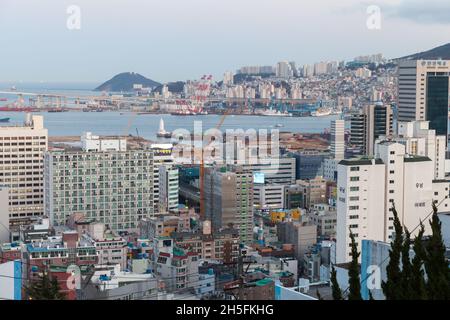 Busan, Corée du Sud - 13 mars 2018 : paysage urbain du centre-ville de Busan, photo aérienne costal prise en journée Banque D'Images