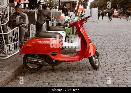 Odessa, Ukraine - 21 mai 2021 : deux trottinettes rouges et blanches garées sur la rue de la ville Banque D'Images