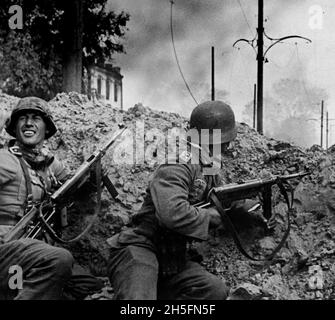 STALINGRAD, RUSSIE - 15 septembre 1942 - des soldats allemands de la 24e division Panzer en action lors des combats pour l'une des principales gares ferroviaires Banque D'Images